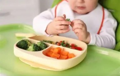 Bébé qui mange seul