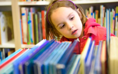 Enfant qui choisit un livre