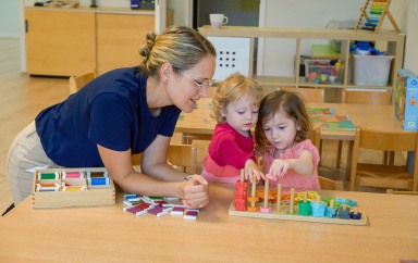 éducatrice qui joue avec les enfants