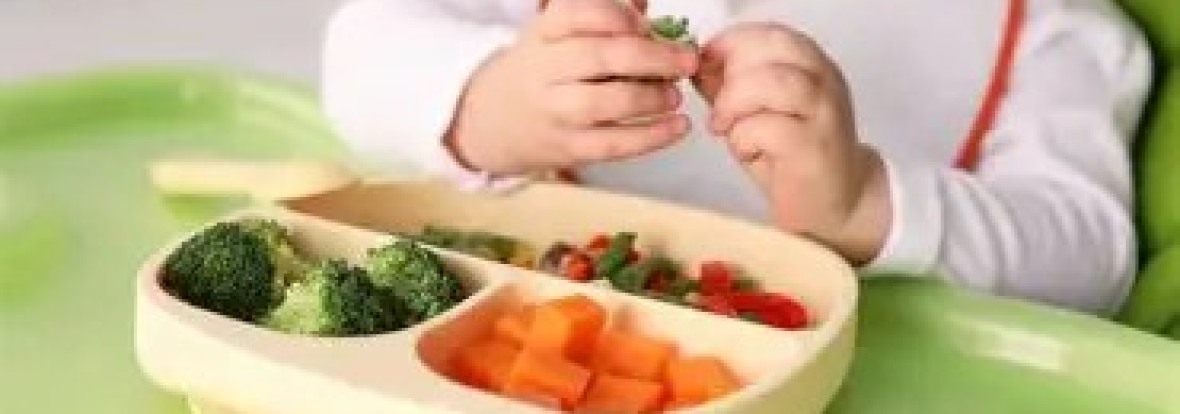 Bébé qui mange seul