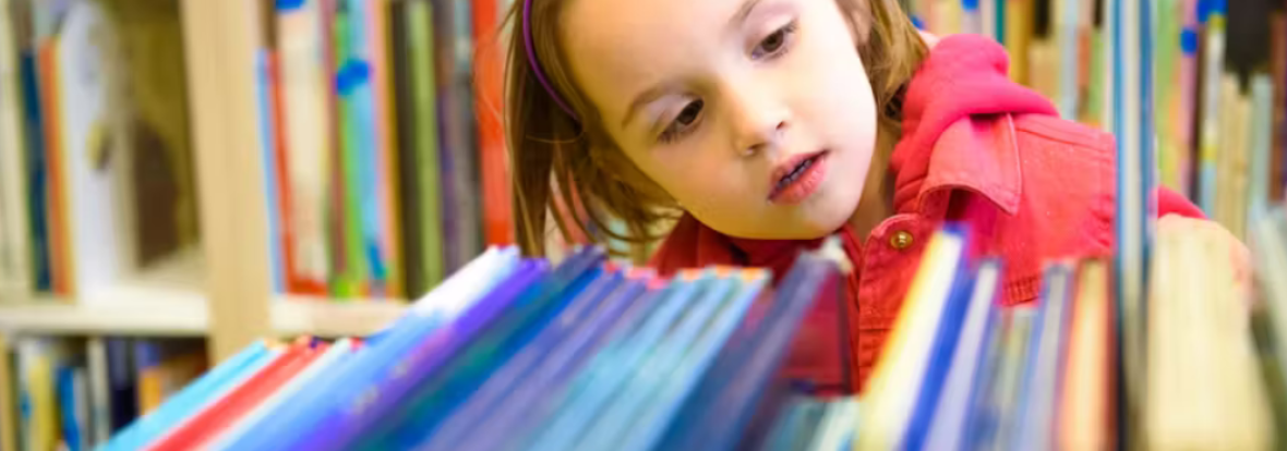 Enfant qui choisit un livre