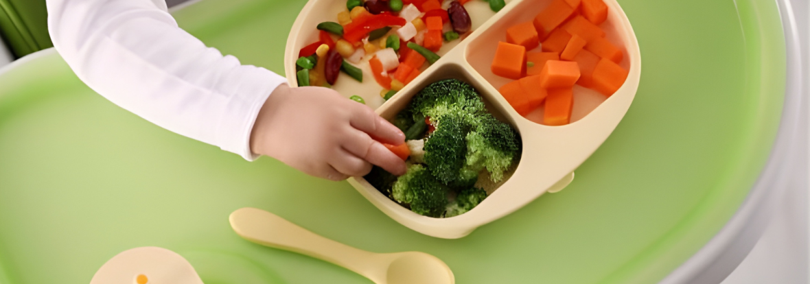 Bébé qui mange seul