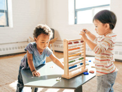 Enfants qui jouent en crèche de Rolle 