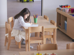 Enfant qui dessine en crèche de Mies