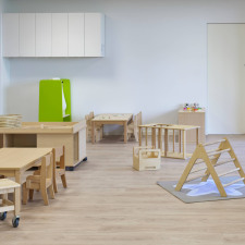 locaux intérieurs avec des tables et chaises en bois