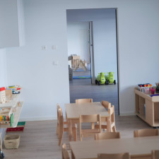 locaux intérieurs de la crèche avec des meubles et jouets en bois