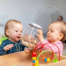 enfants qui jouent avec un pot de bouchons en liège dans les mains 