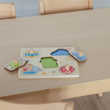 Jouet puzzle pour enfant posé sur une table en bois
