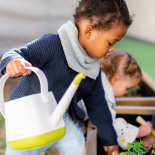 Enfant tenant un arrosoir 