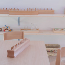 Espace intérieur avec des tables, chaises et jouets en bois