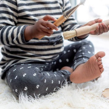 Enfant joue assis dans la garderie de Paudex