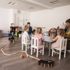 enfants assis et jouent en crèche à Paudex