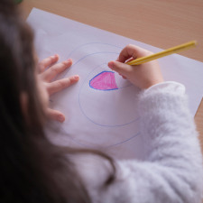 Enfant dessine en crèche à Morges 