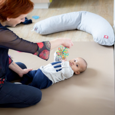 Educatrice en crèche joue avec un bébé