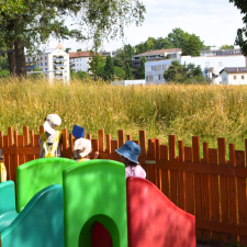 Enfant dans le jardin