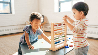 Enfants qui jouent en crèche de Rolle 